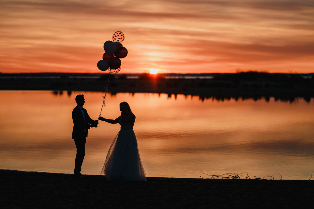 Sesja ślubna o zachodzie słońca na plaży, Gdańsk 2022