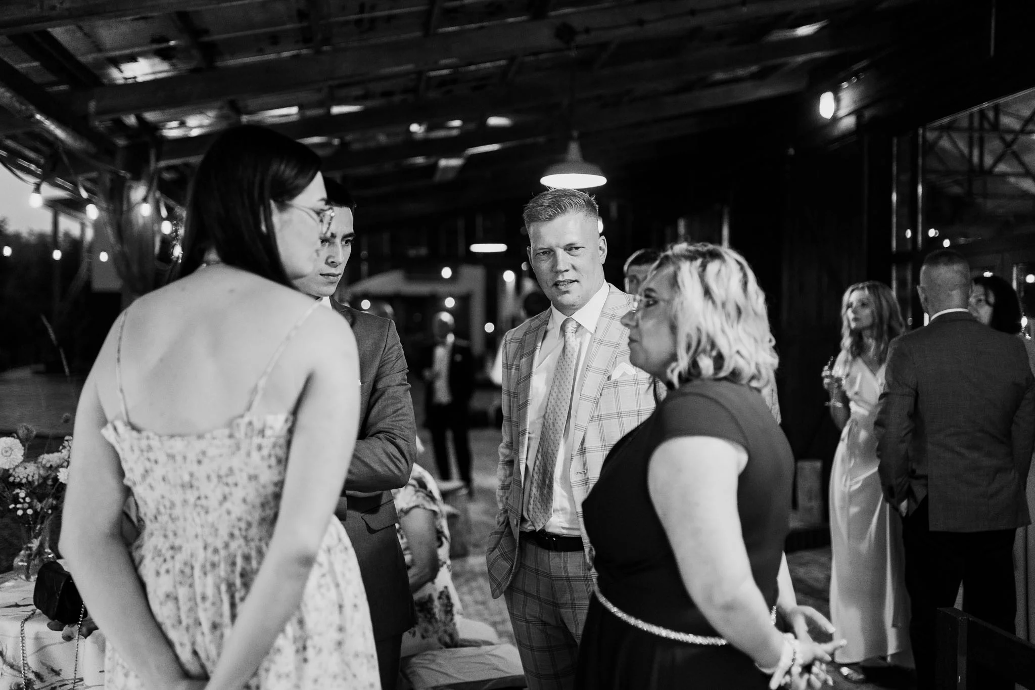 Goście w przerwie na weselu - czarno-białe zdjęcia z wesela