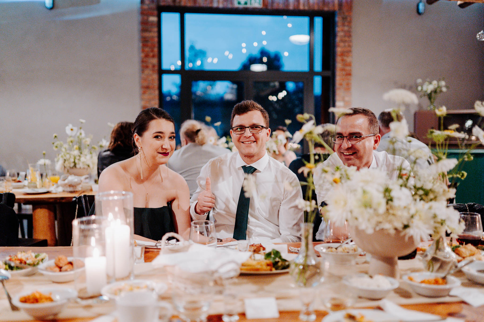 Goście przy stole na weselu