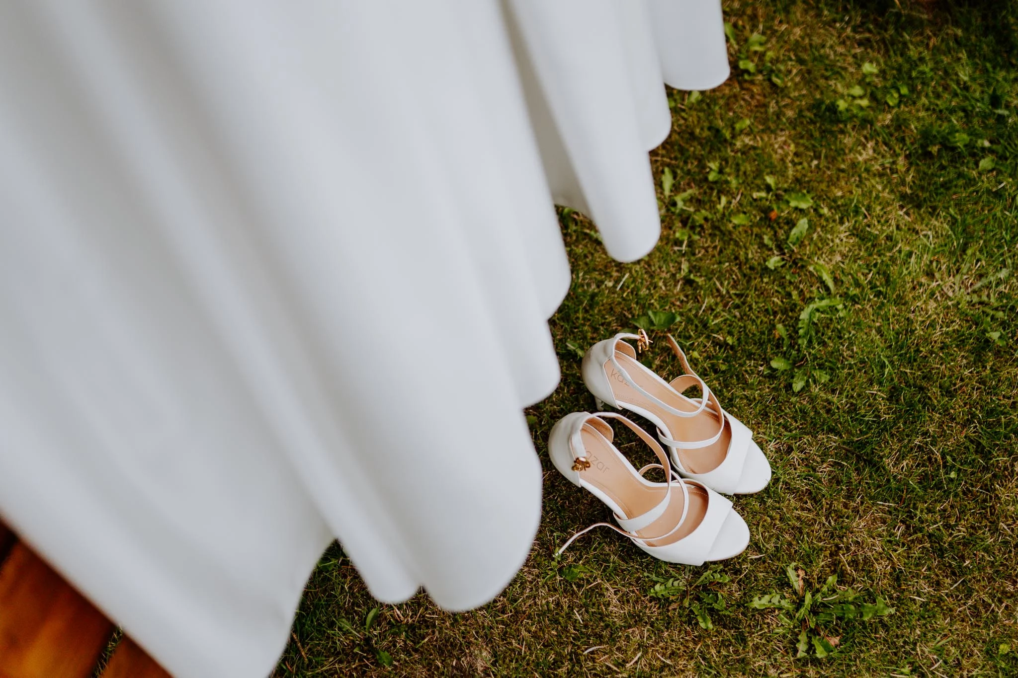 Buty i suknia Panny Młodej podczas przygotowań do ślubu