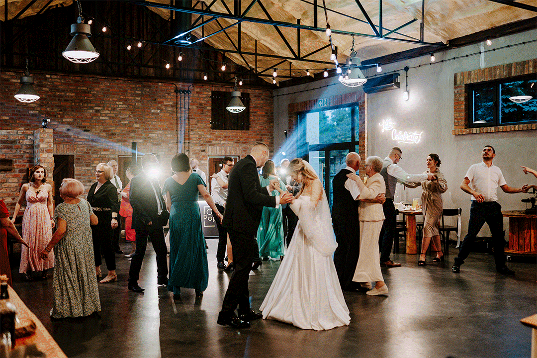 Tańcząca para młoda na weselu, gif