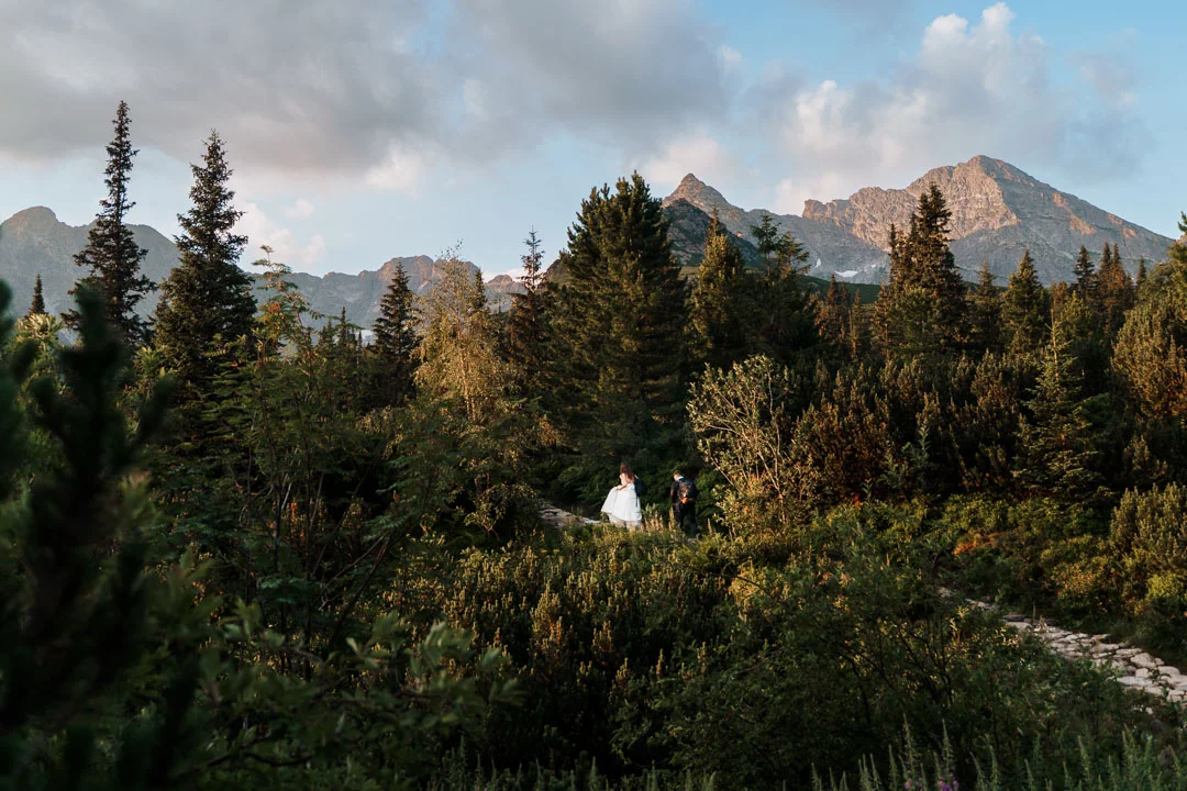 Sesja ślubna w Tatrach, para młoda na szlaku