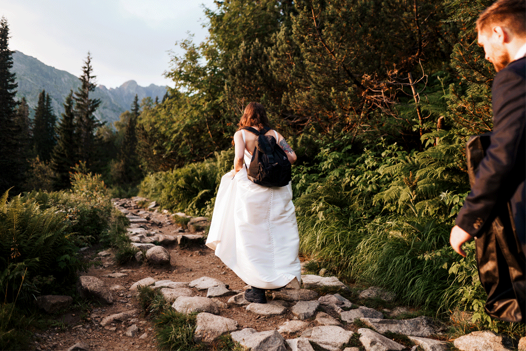 Sesja ślubna w Tatrach, para młoda na szlaku do Czarnego Stawu